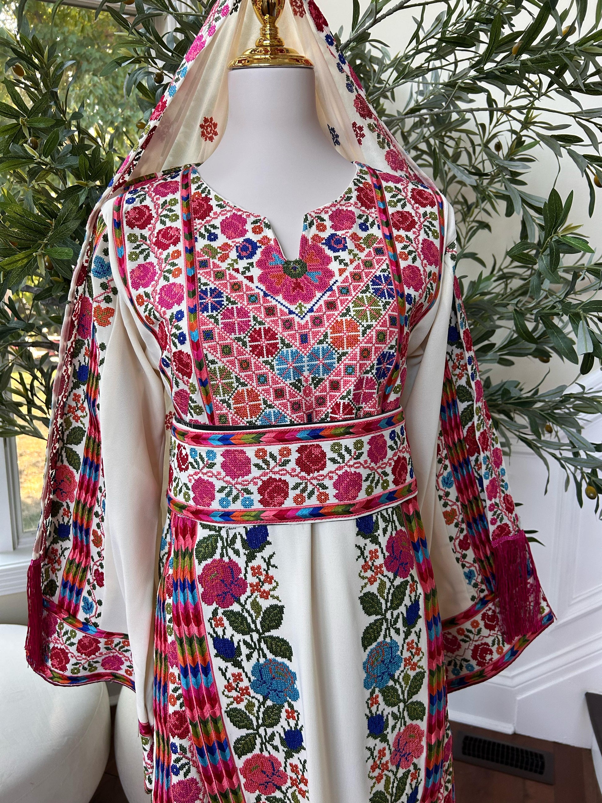 Cream Floral Embroidery Tatreez Thobe