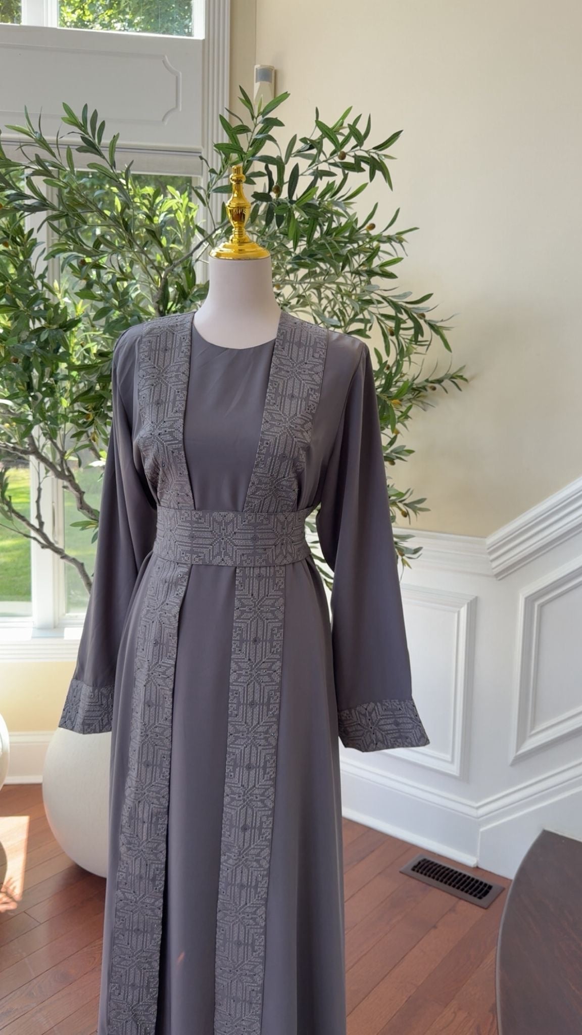 Dusky Grace Abaya – Modern Tatreez Elegance