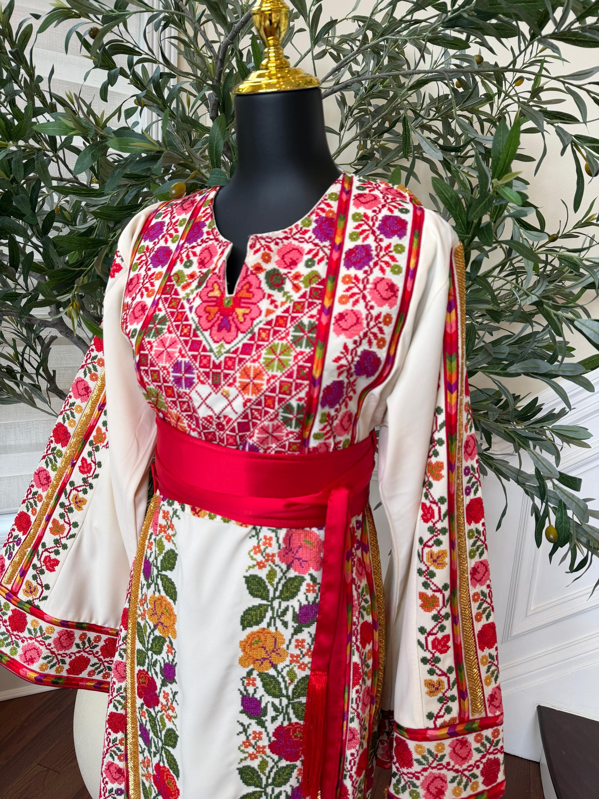 White Floral Embroidery Tatreez Thobe