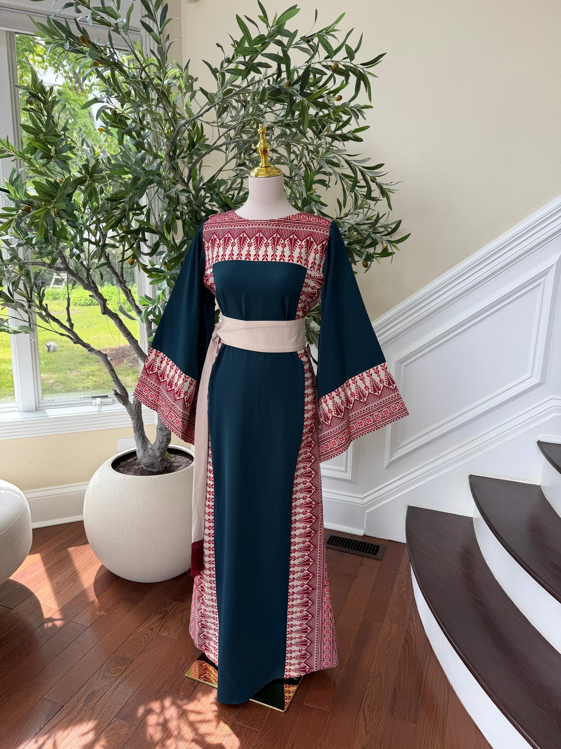Emerald Embroidery Elegance Tatreez Thobe
