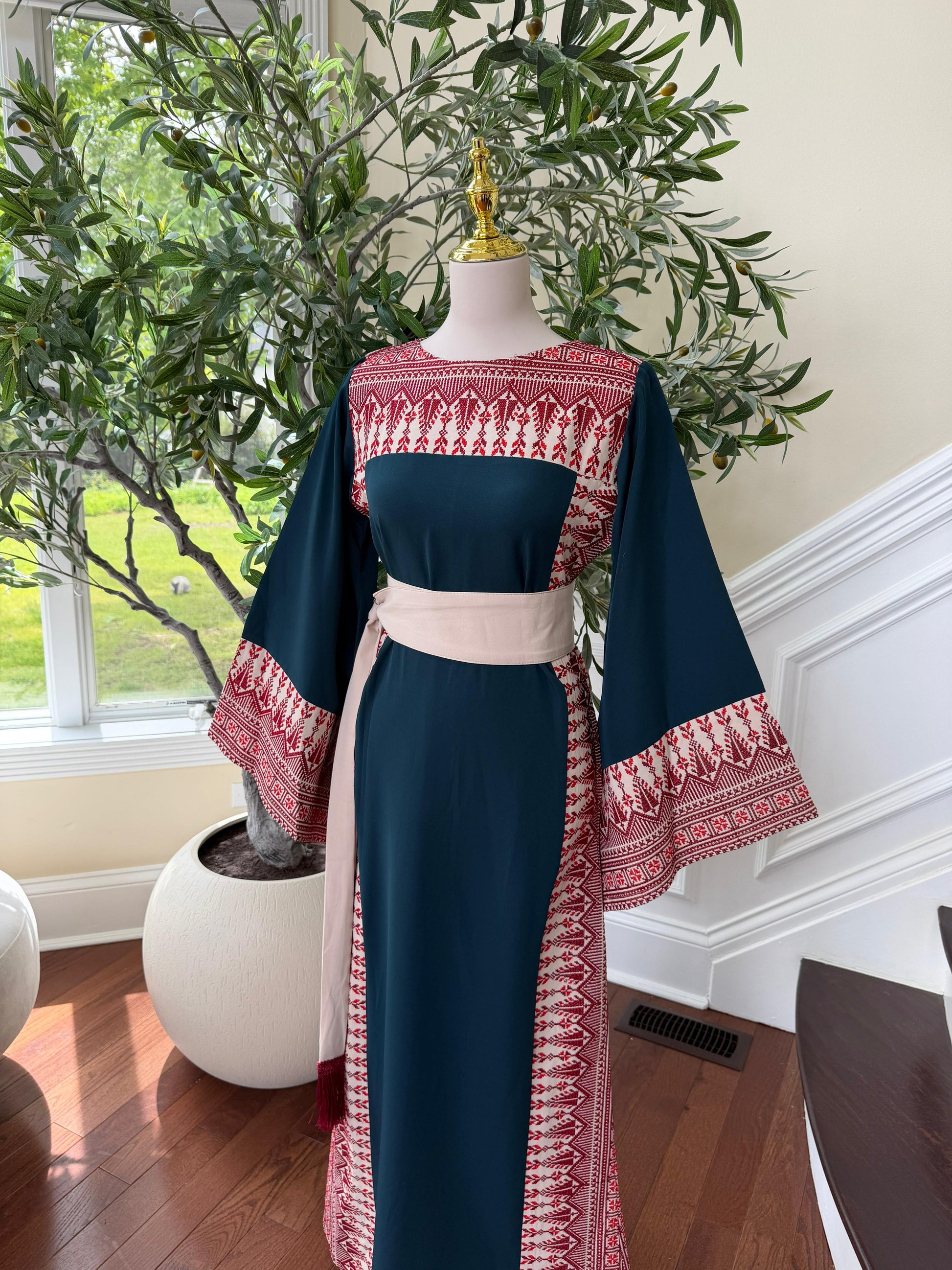 Emerald Embroidery Elegance Tatreez Thobe