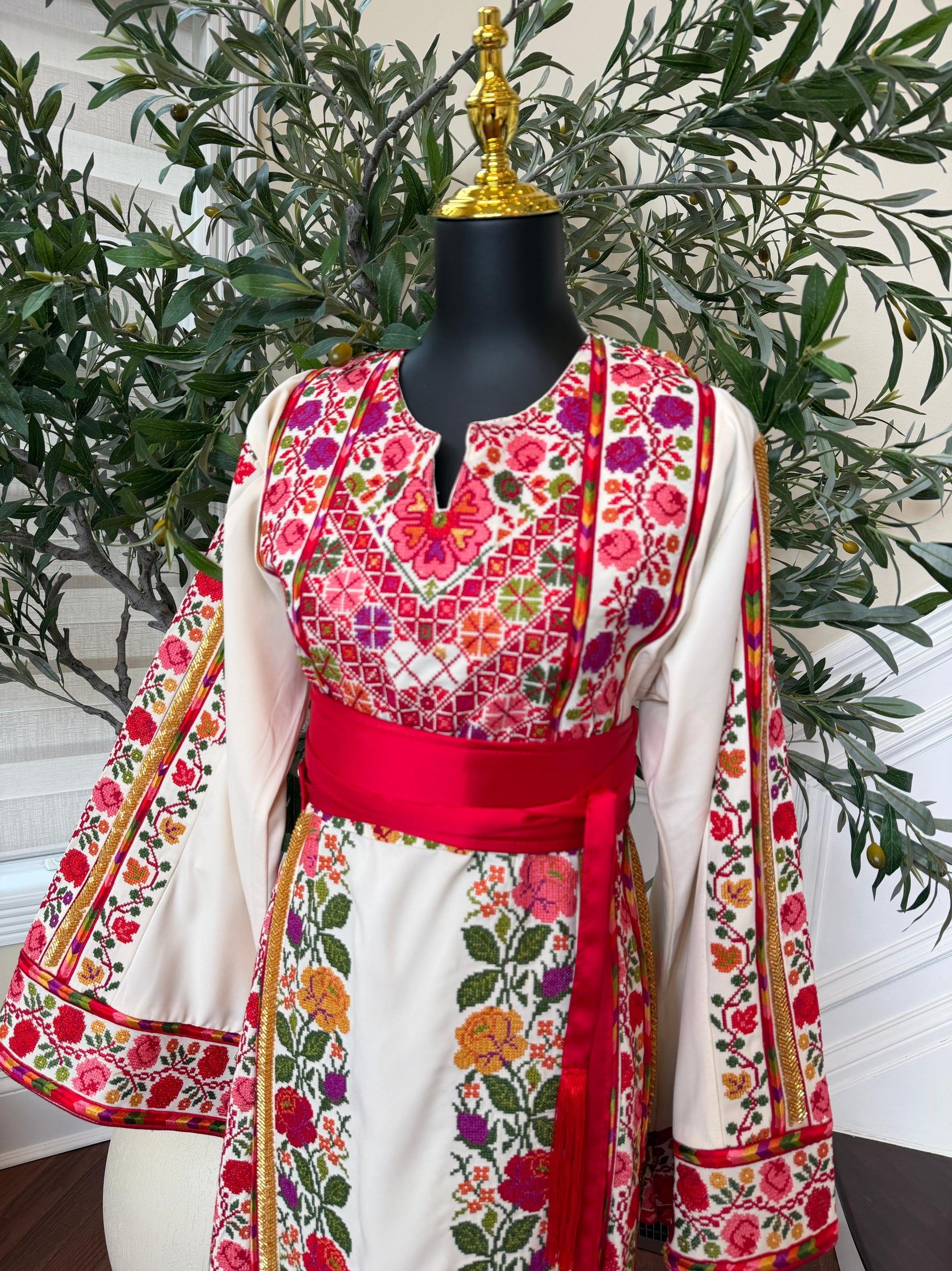 White Floral Embroidery Tatreez Thobe