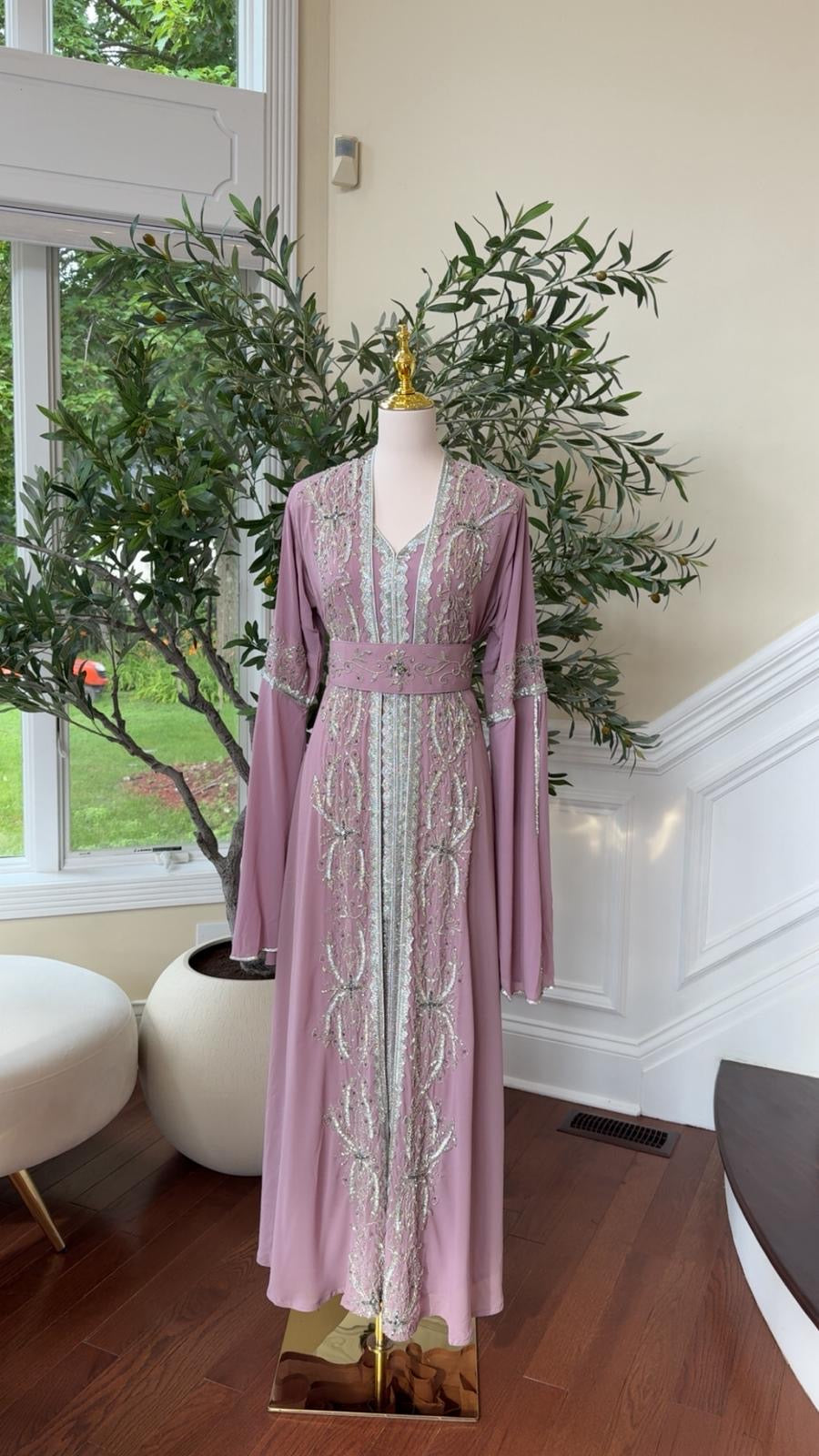 Majestic Pink Luxe Kuftan With Intricate Crystal Detailing / 1917