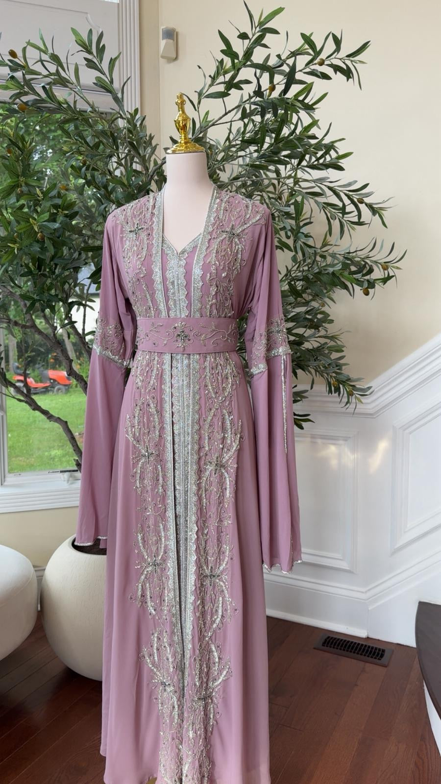 Majestic Pink Luxe Kuftan With Intricate Crystal Detailing / 1917