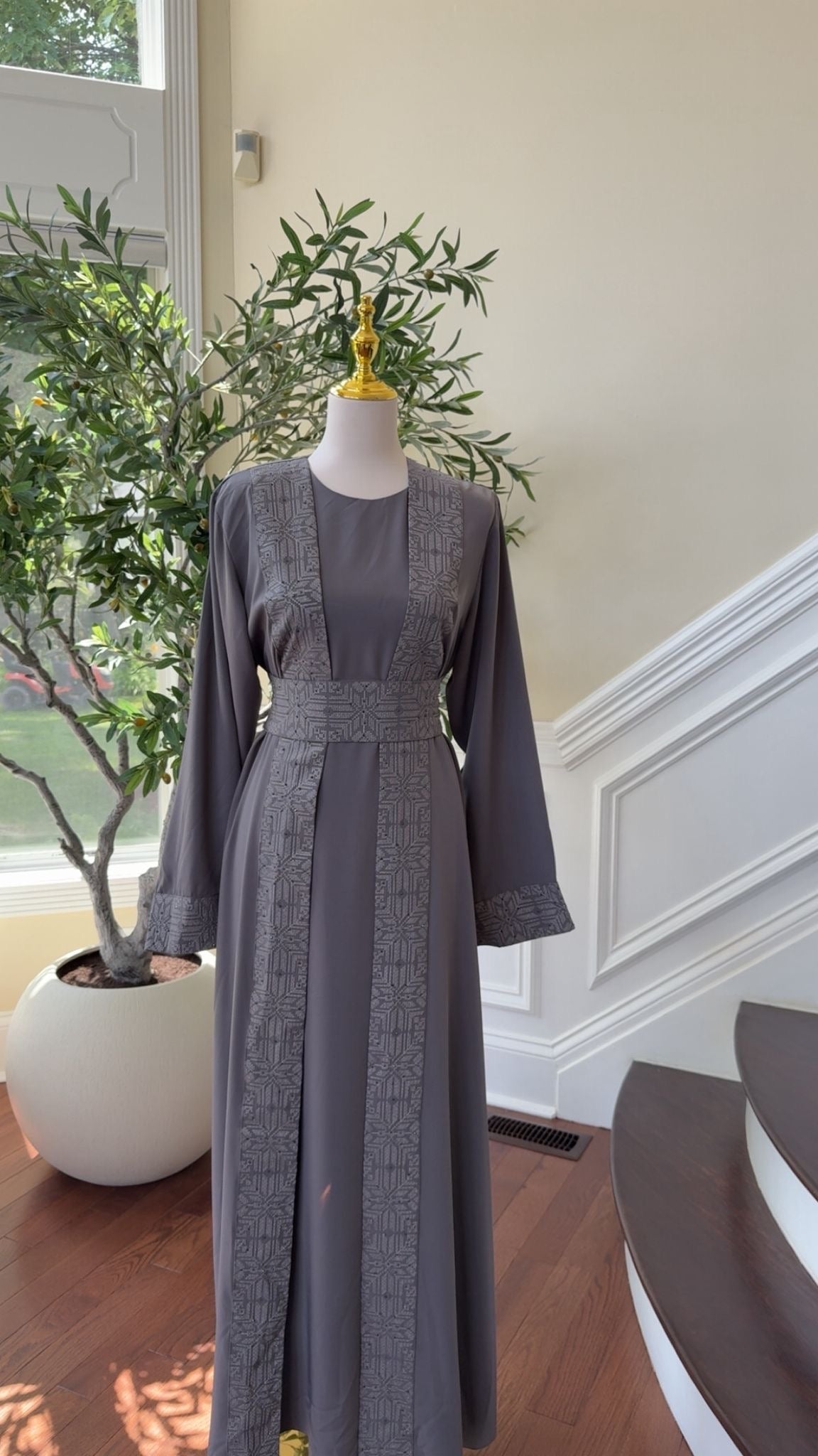 Dusky Grace Abaya – Modern Tatreez Elegance