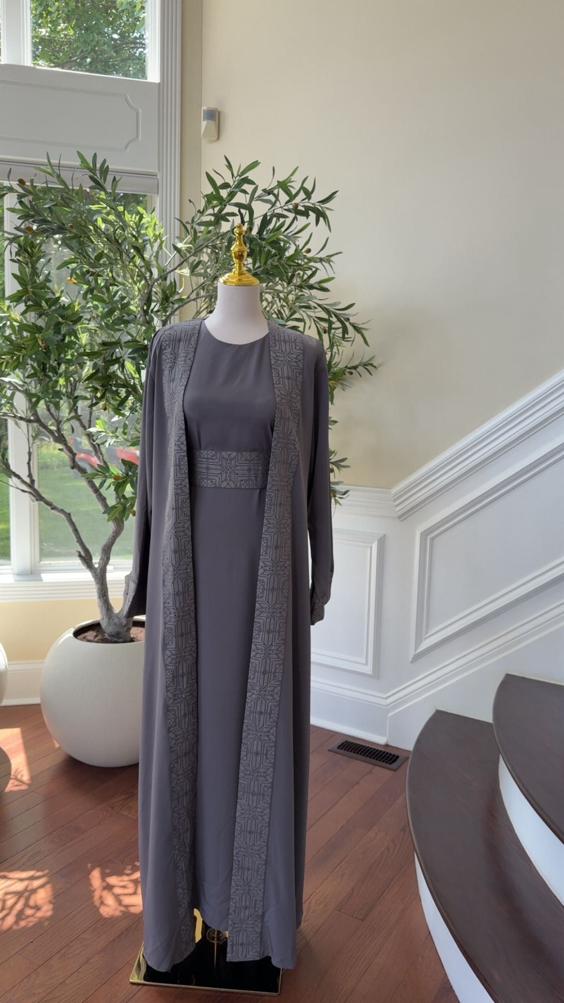 Dusky Grace Abaya – Modern Tatreez Elegance