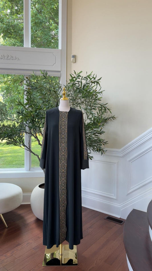 Green Abaya with Tatreez-Inspired Embroidered Panel – Heritage Elegance