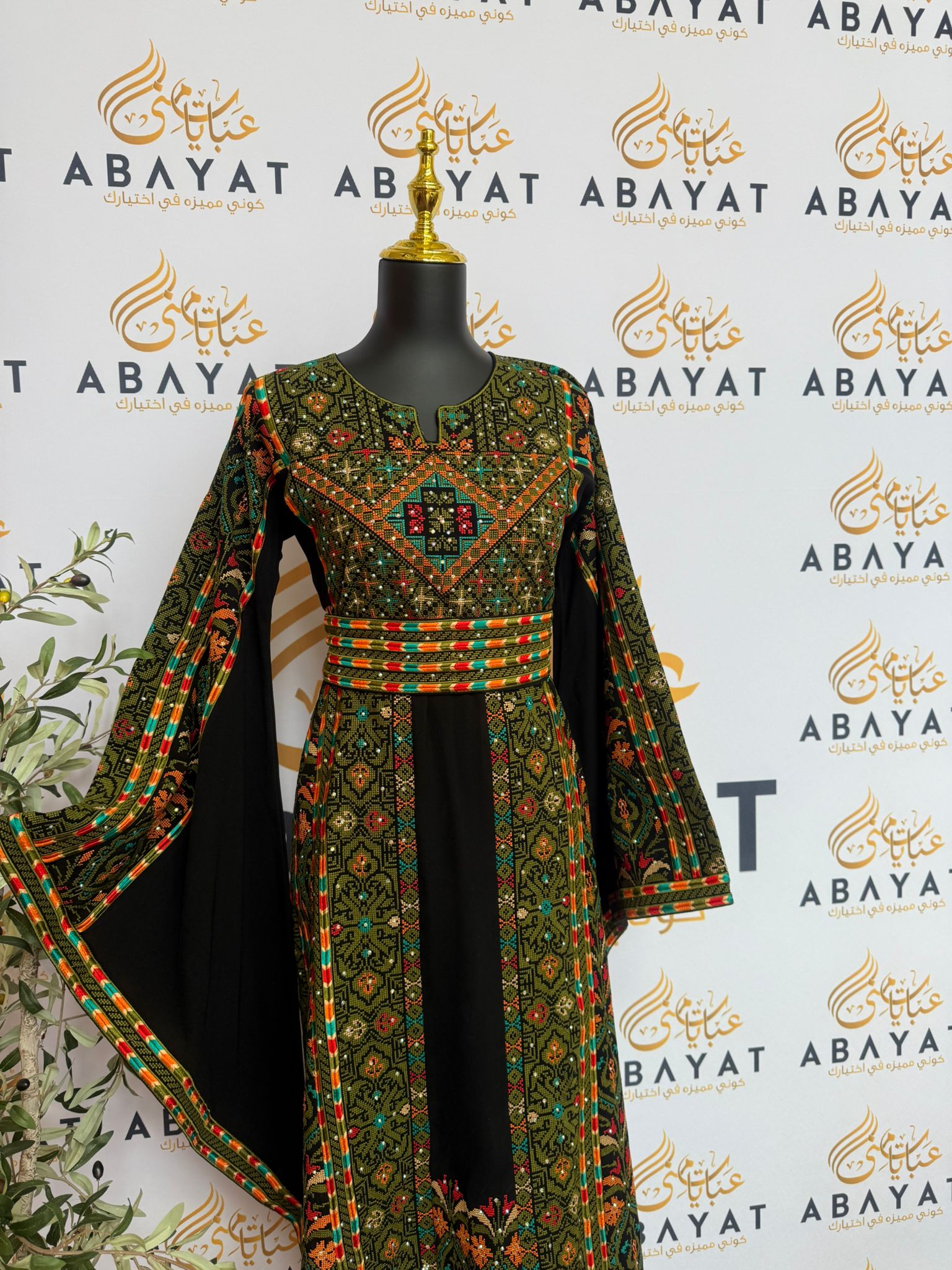 Elegant Black Embroidery Green Tatreez Thobe / A