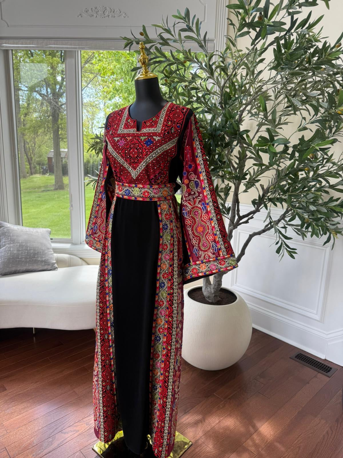 Elegant Black Tatreez Thobe / A