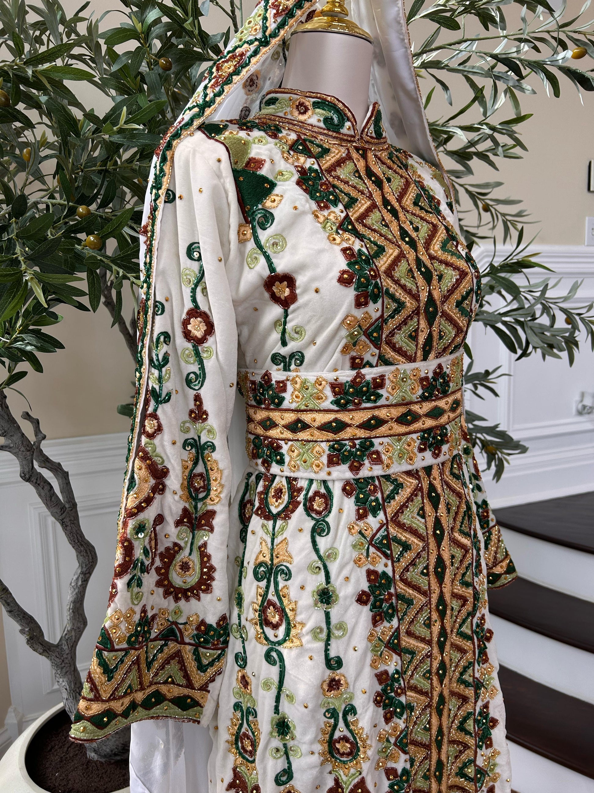 Royal Ivory White Embroidered & Stone Work Velvet Thobe