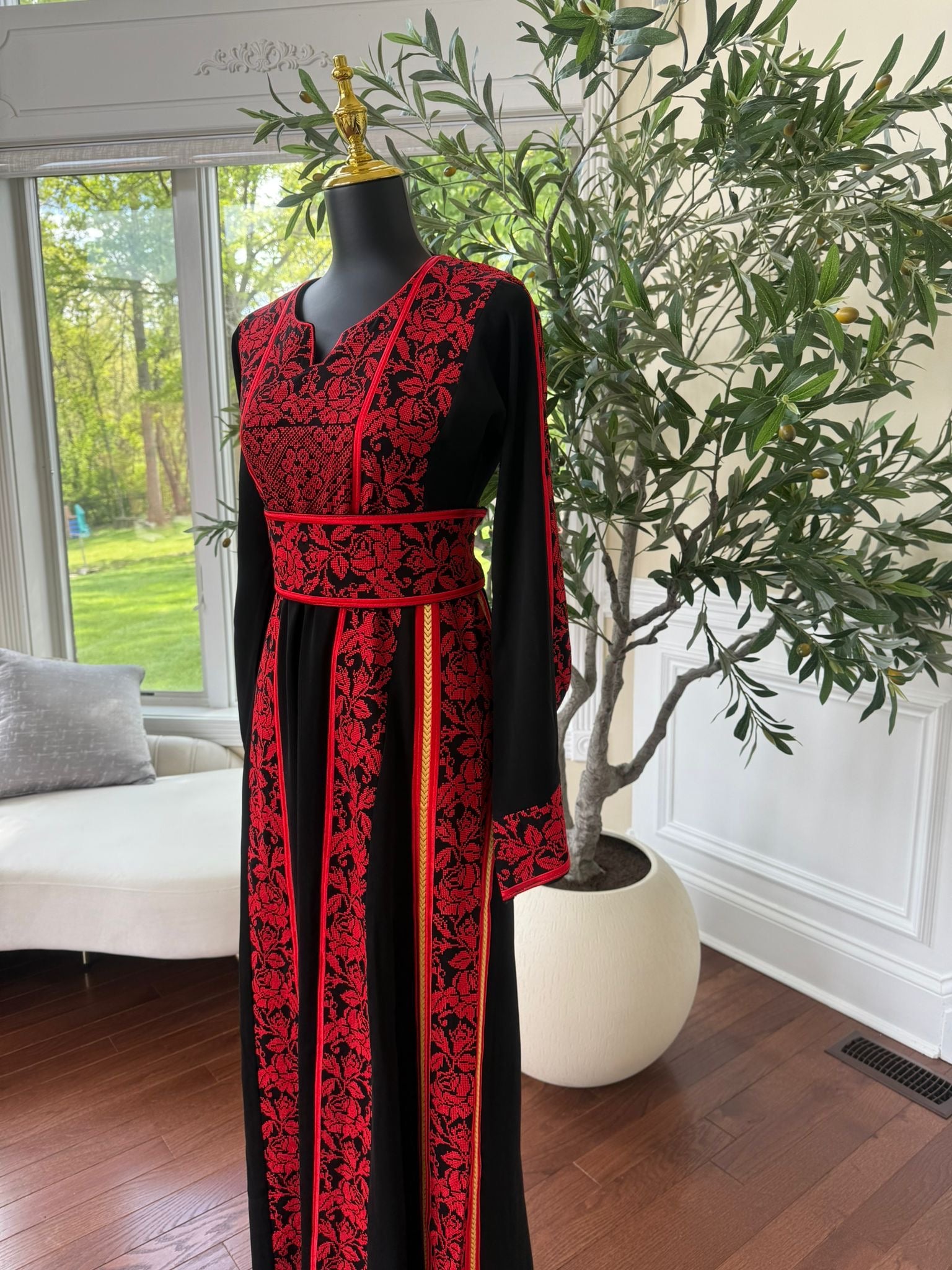 Elegant Red Tatreez Thobe / A
