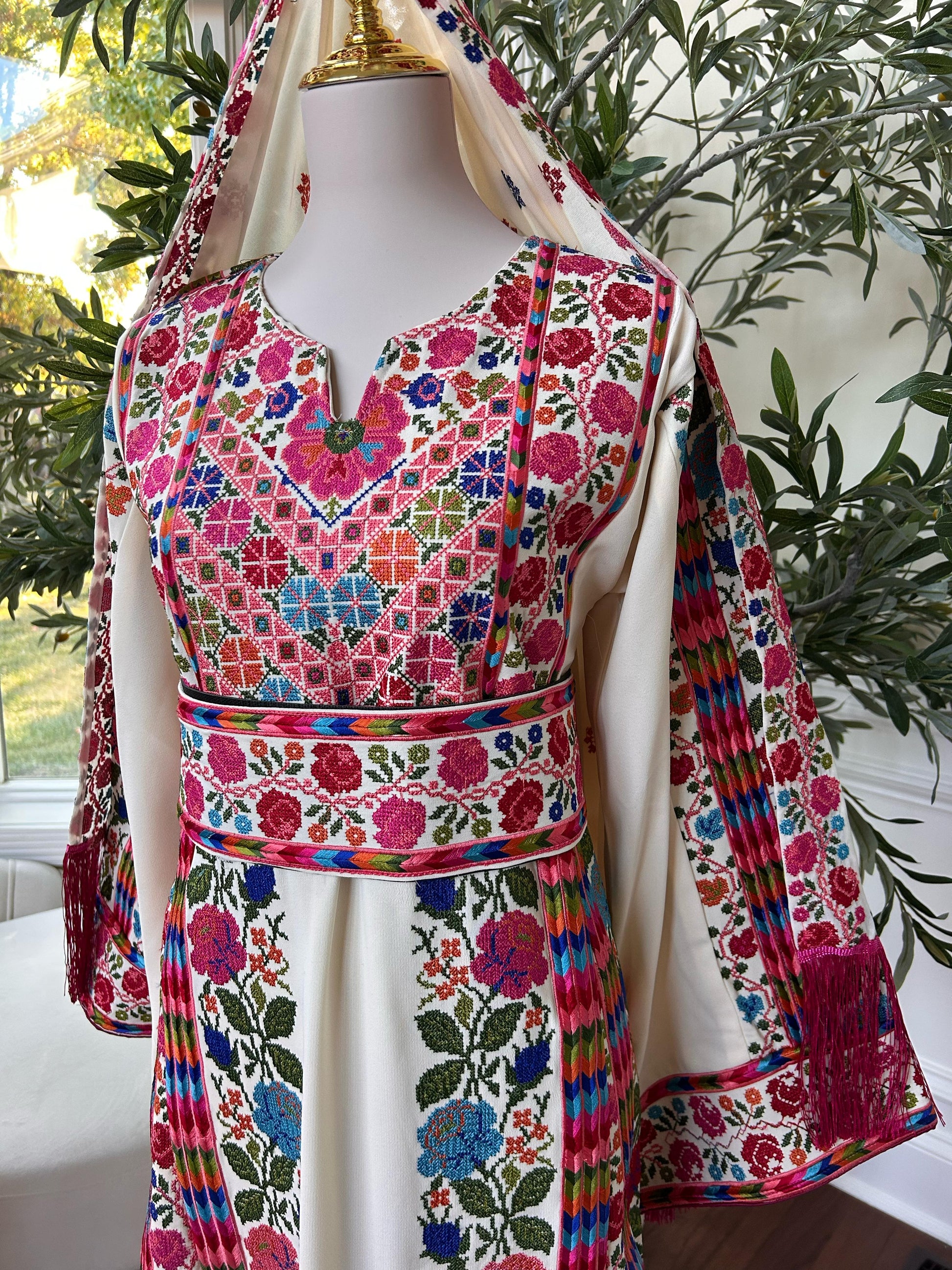 Cream Floral Embroidery Tatreez Thobe
