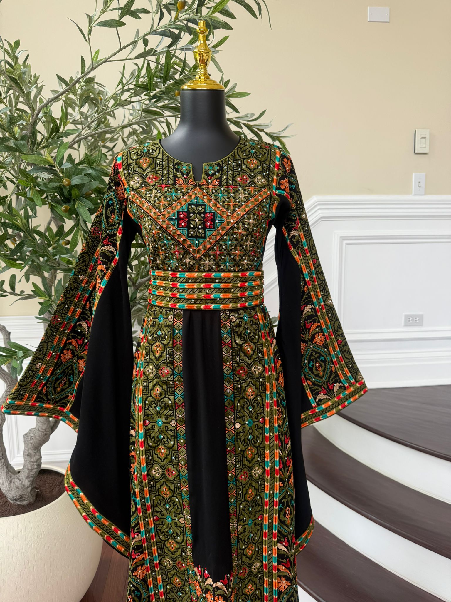Elegant Black Embroidery Green Tatreez Thobe / A